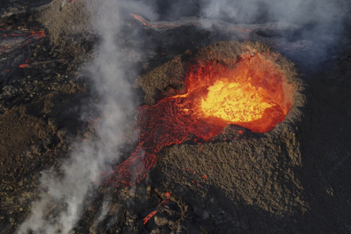 Cratère avec projections de lave - détail - 1 mn 21s